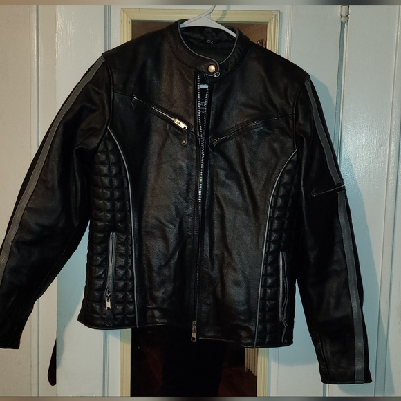 Xelement Women’s Black with Silver Multi Vented Leather Motorcycle Jacket - Picture 10 of 16